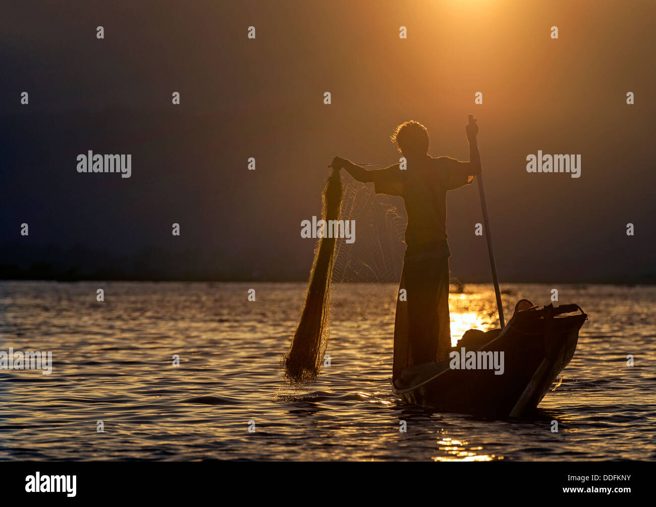 Pescadores en el Lago Inle en el estado de Shan Montañas Shan de Myanmar. Foto de stock