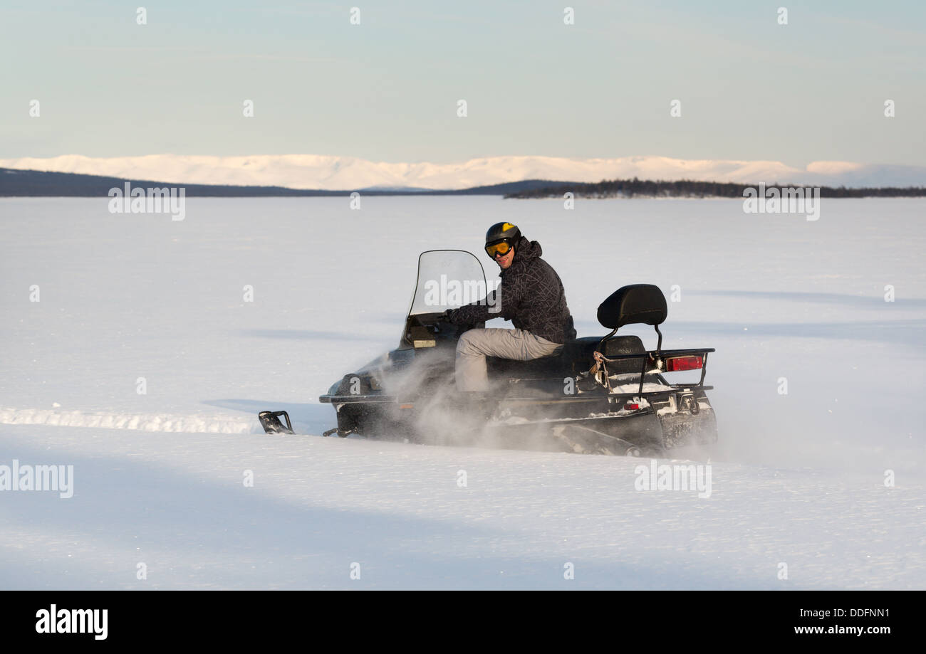 En motonieve de Action Sport en el norte de Rusia. un montón de diversión de conducción rápida los móviles de nieve sobre lagos congelados y el paisaje de nieve Foto de stock