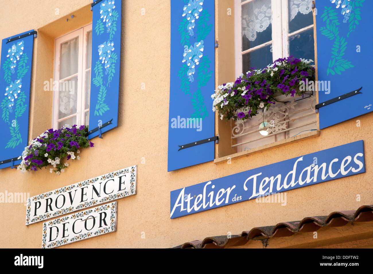 Bellamente decoradas y persianas azules y escaparate, Fayence, Provenza, Francia Foto de stock