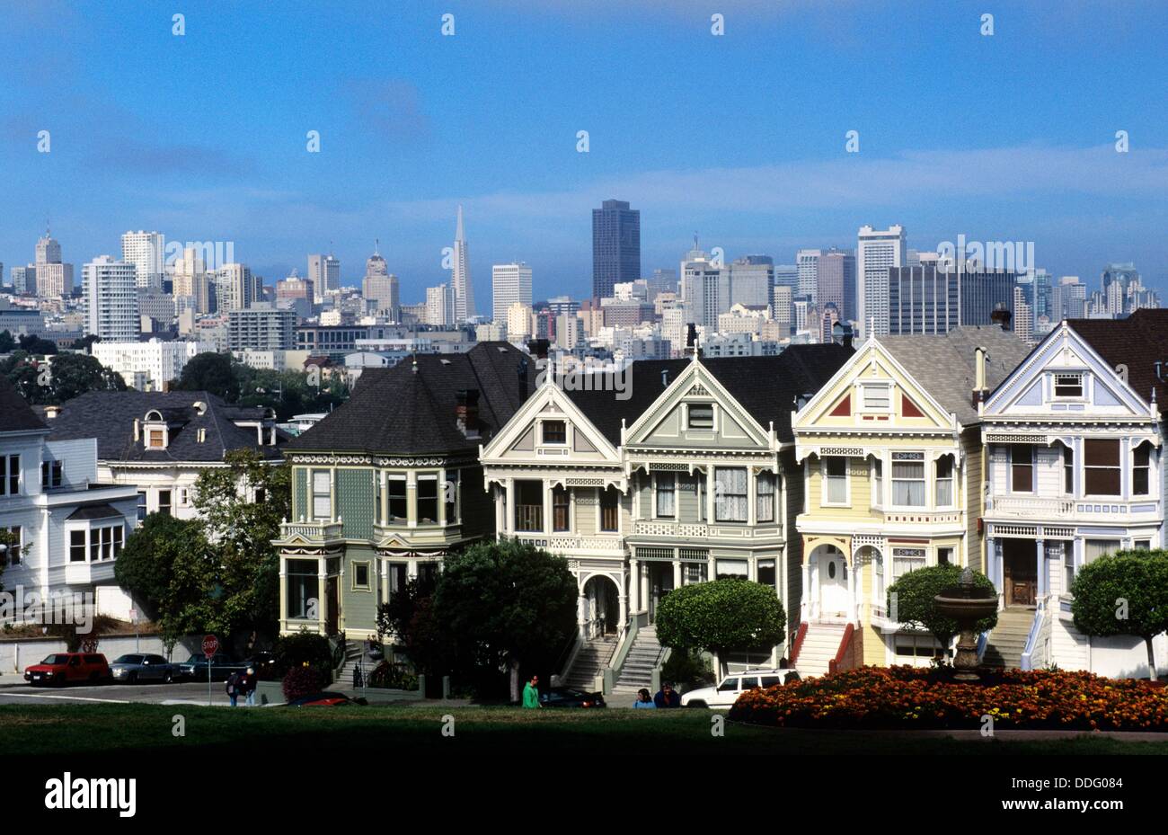 Viejas casas victorianas llamado The Painted Ladies y el horizonte de San Francisco en California Foto de stock
