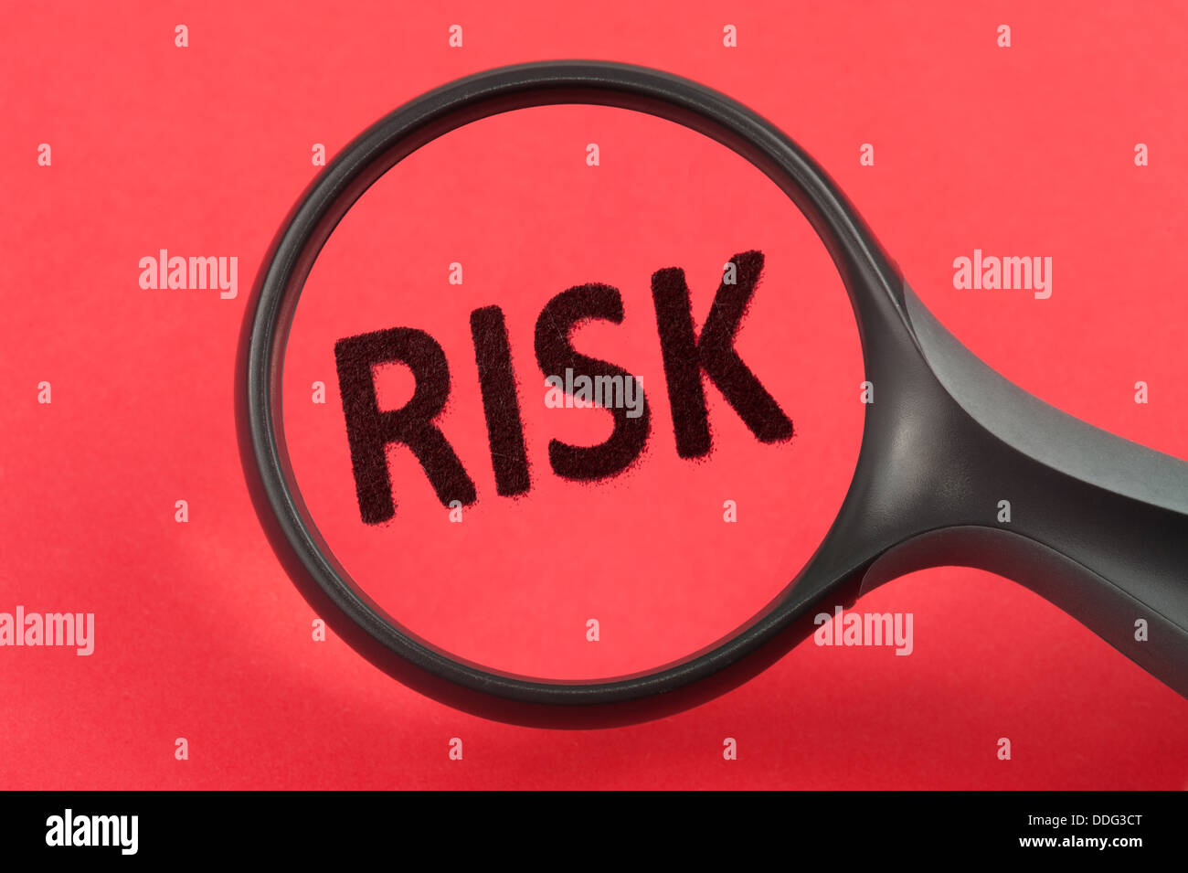 Descubrir y analizar los riesgos con una lupa Foto de stock