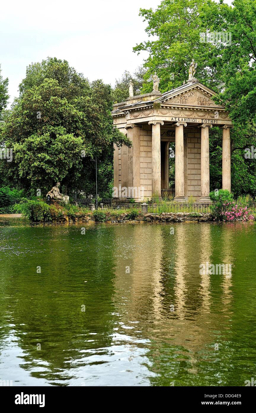 Amantes en una lancha en el lago en Villa Borghese, Roma Foto de stock