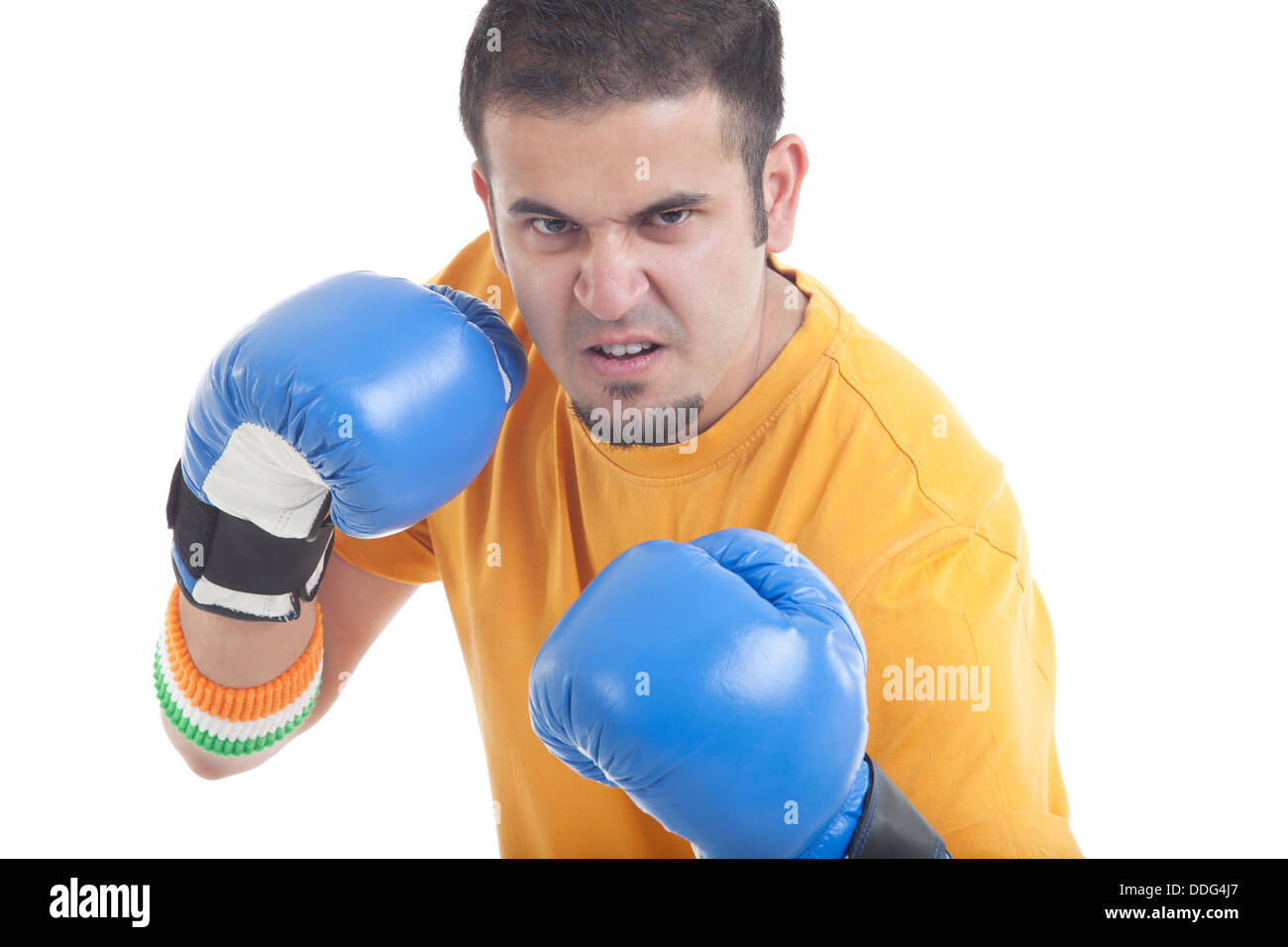 Retrato de un agresivo joven llevando guantes boxeo sobre fondo blanco. Foto de stock