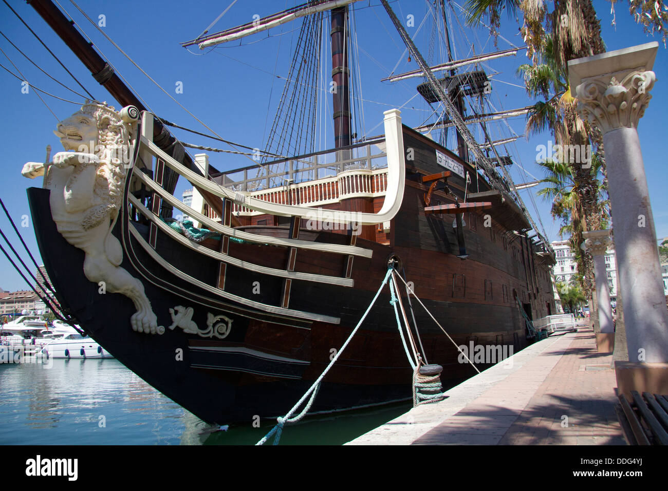 Barco pirata en Puerto de Alicante Fotografía de stock - Alamy