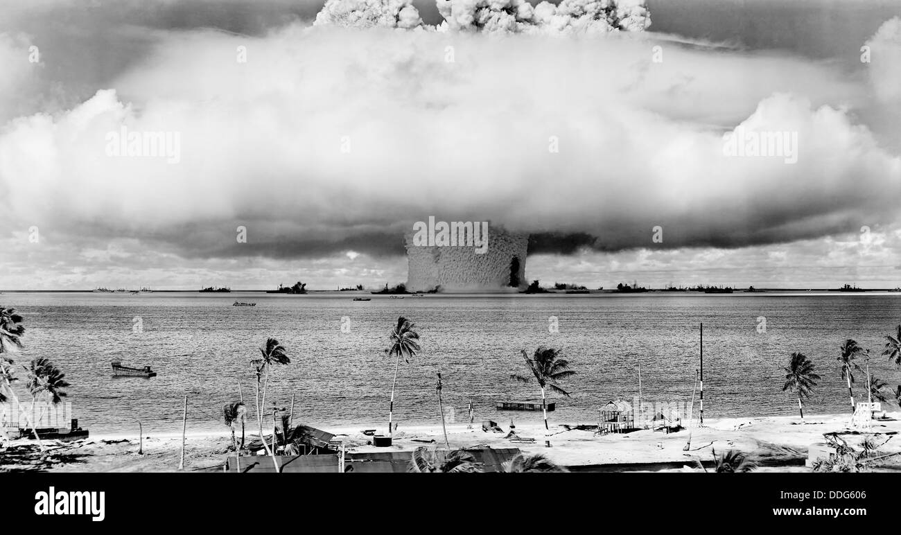 Operación encrucijada el submarino atómico Baker explosión nuclear en el  atolón de Bikini el 25 de julio de 1946 - véase la descripción a  continuación Fotografía de stock - Alamy