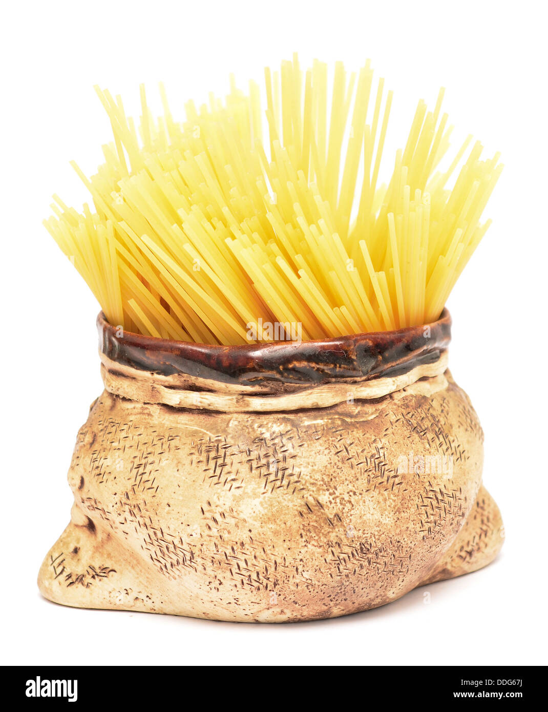 Los espaguetis crudos en un recipiente aislado en blanco Foto de stock