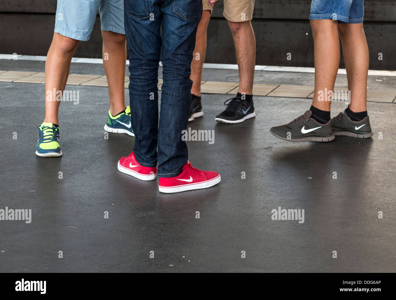 Unos jóvenes zapatos Nike, Berlín, Alemania Fotografía de stock - Alamy