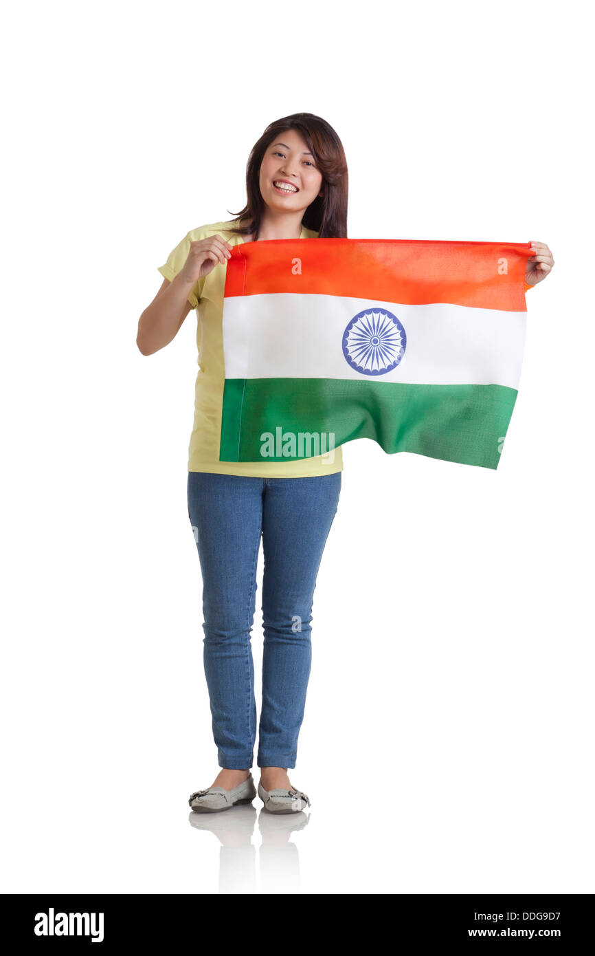 Longitud total retrato de mujer joven en casuals celebración bandera india sobre fondo blanco. Foto de stock