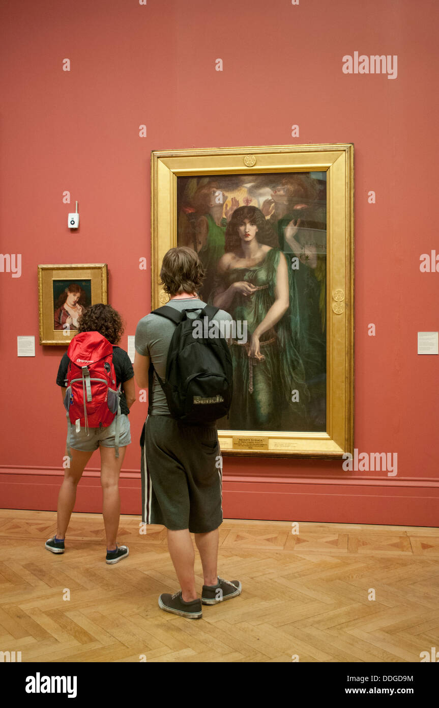 Los visitantes mirando Pre-Rafaelite, pinturas, la Galería de Arte de Manchester, Manchester, Reino Unido Foto de stock