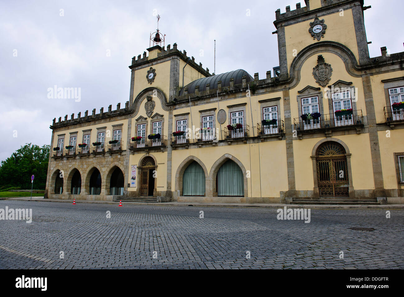 Iglesia Matriz ingreja,la cámara ayuntamiento municipal con vistas a río  cavado y el puente del siglo XIV,barcelos,Norte de Portugal Fotografía de  stock - Alamy