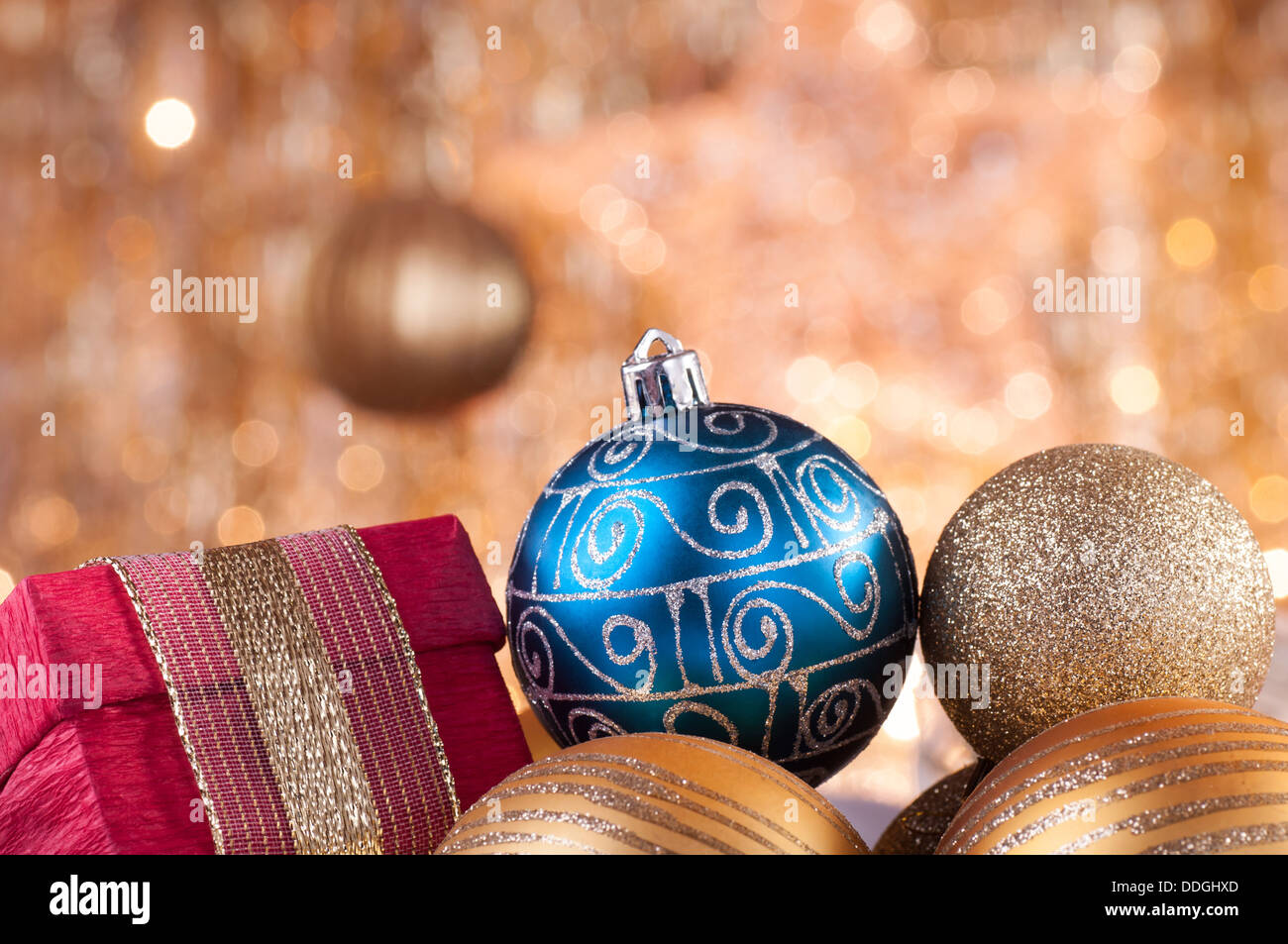 Bolas de navidad de oro y azul y rojo sobre fondo de Desenfoque de cuadro  de luces doradas Fotografía de stock - Alamy