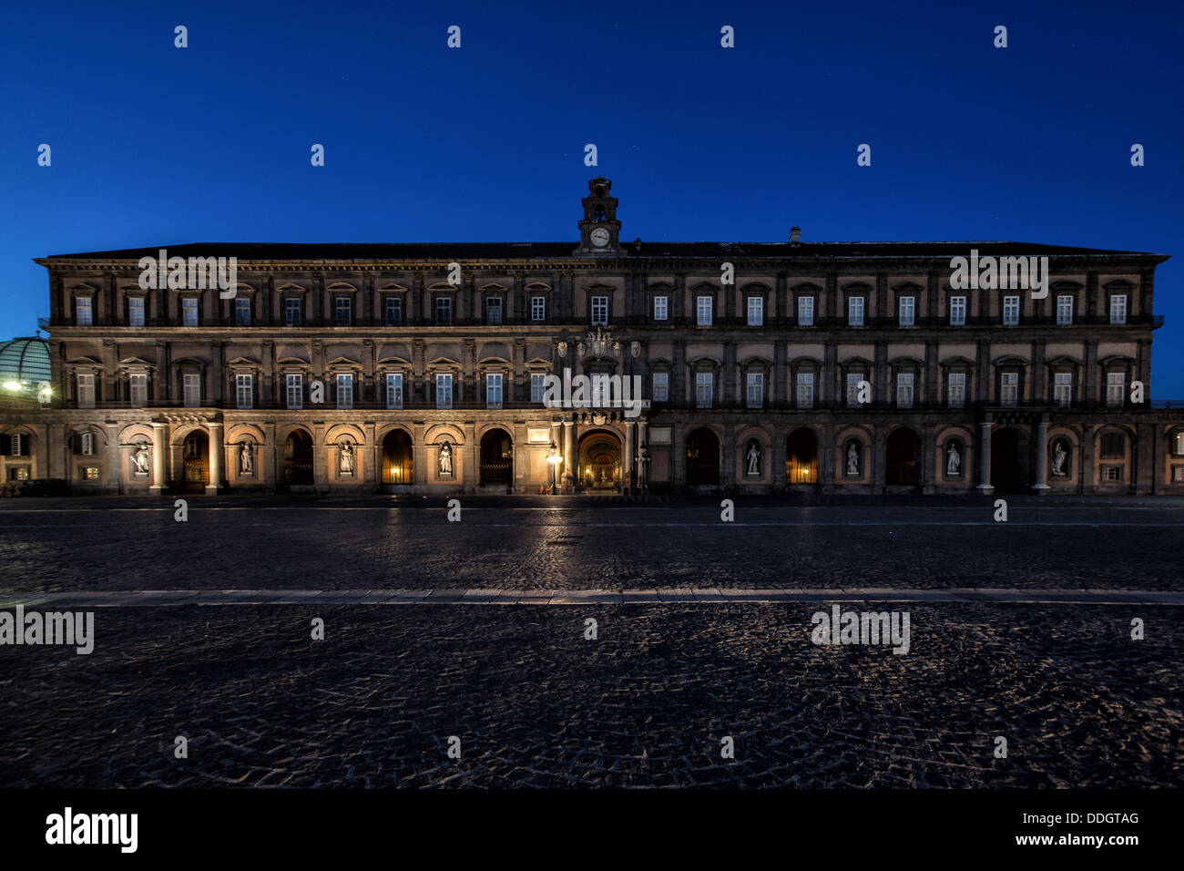 Nápoles, Nocturne Plaza del Plebiscito, con el Palacio Real Foto de stock