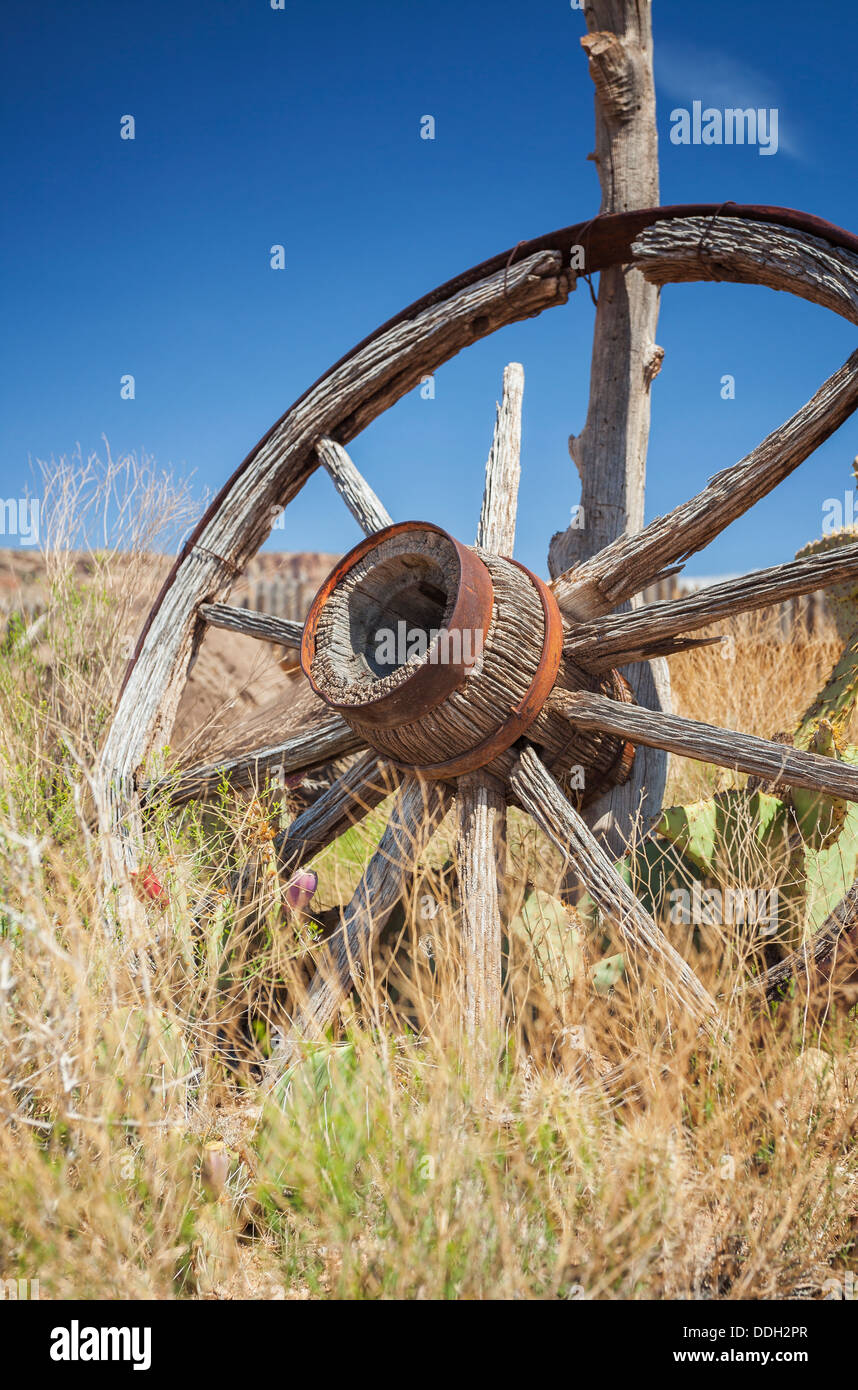 Lone Wagon Wheel en una pradera, Utah Foto de stock