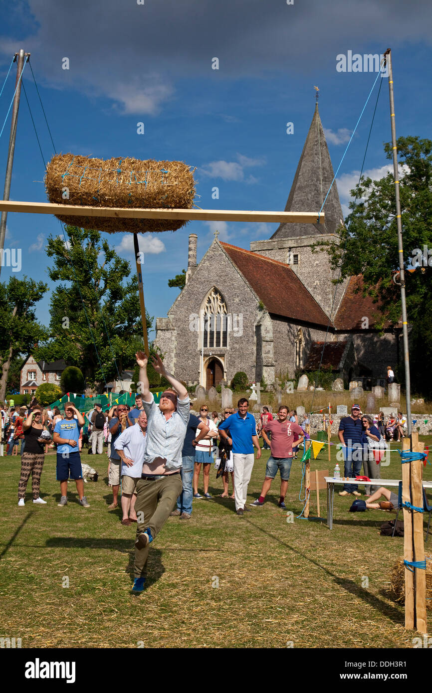 Pacas de heno, arrojando el Festival Alfriston, Sussex, Inglaterra Foto de stock