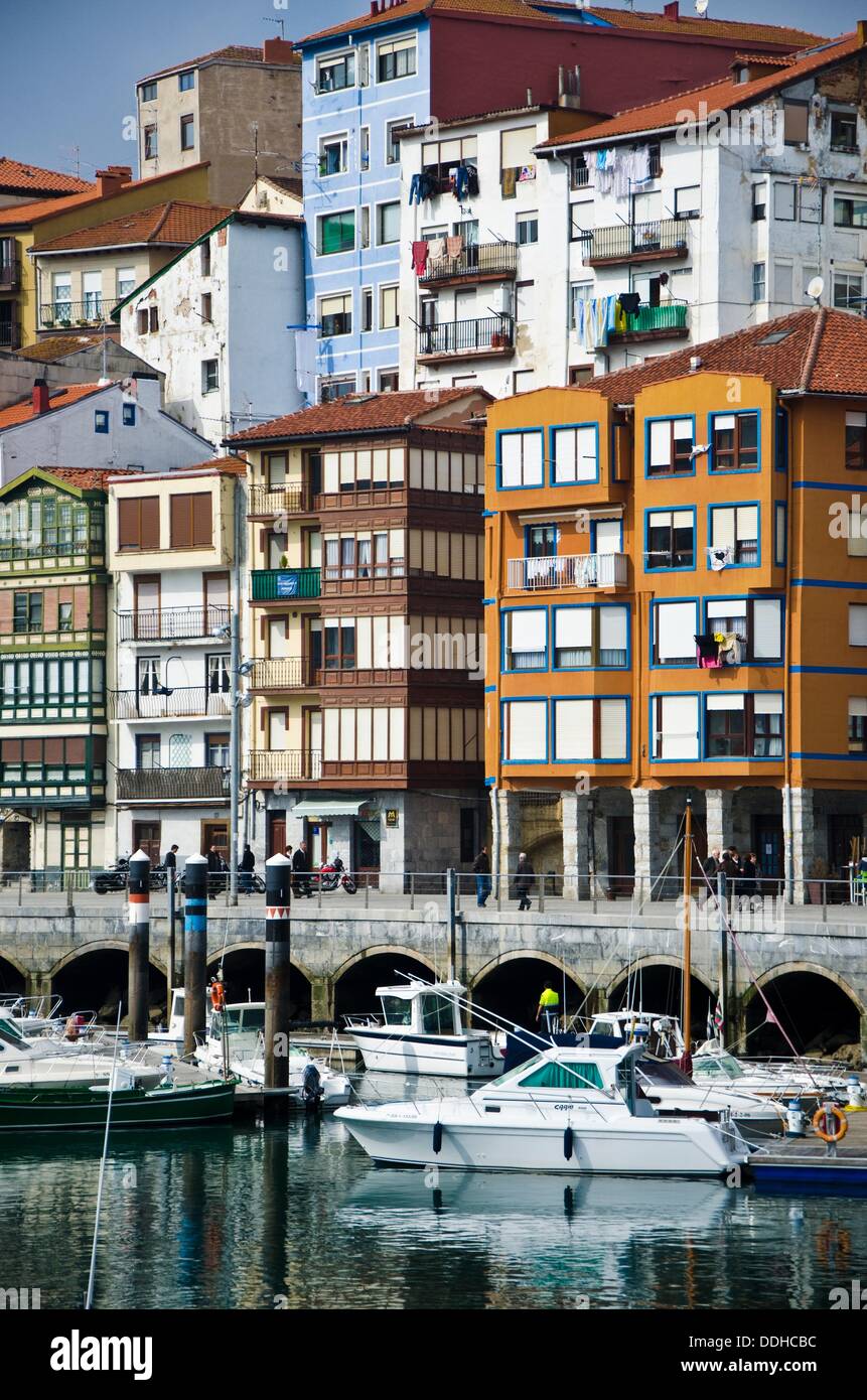 Puerto pesquero de Bermeo, Vizcaya, País Vasco, España Europa Fotografía de  stock - Alamy