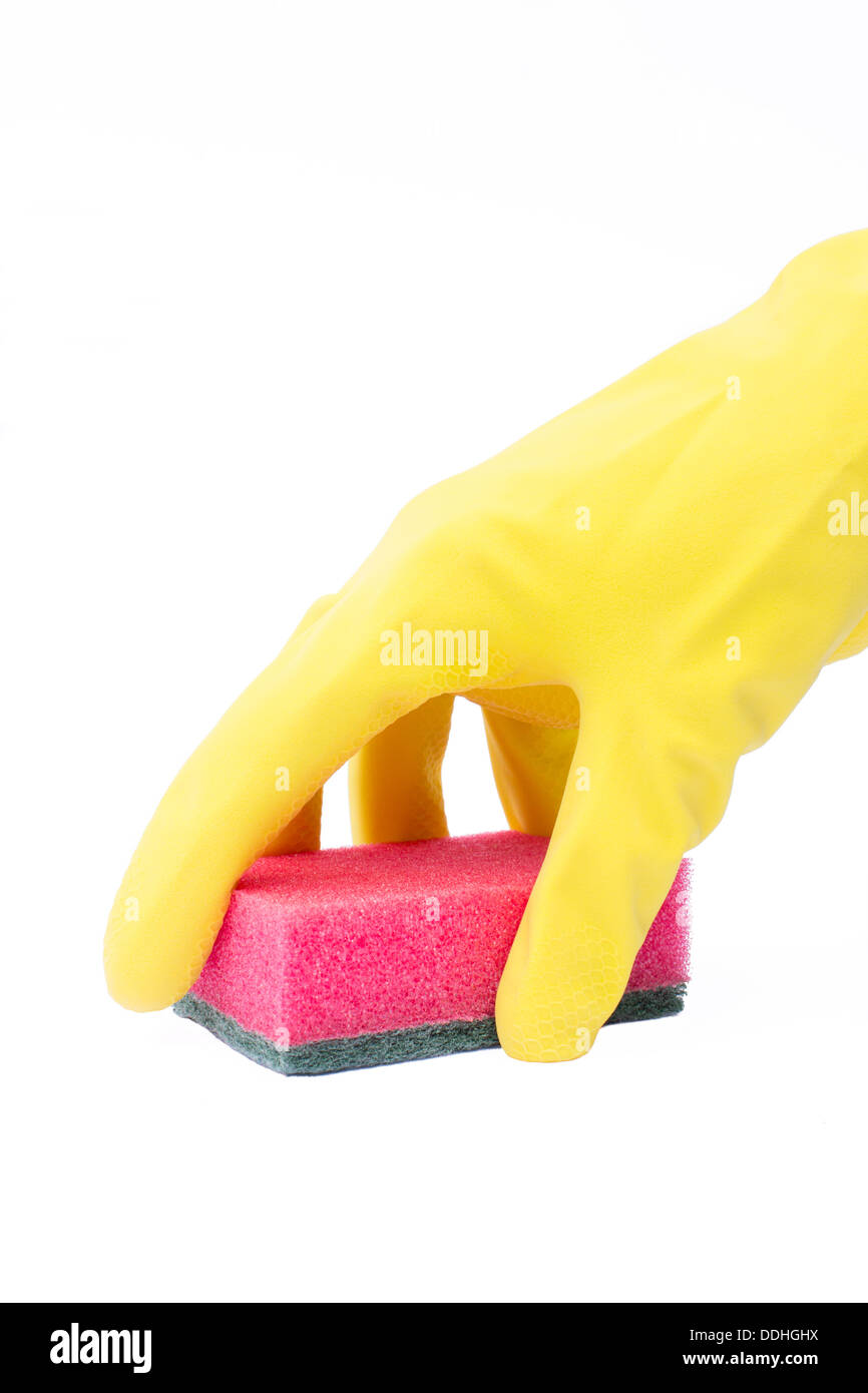 Mano en un guante de goma de color amarillo con una esponja de limpieza Foto de stock