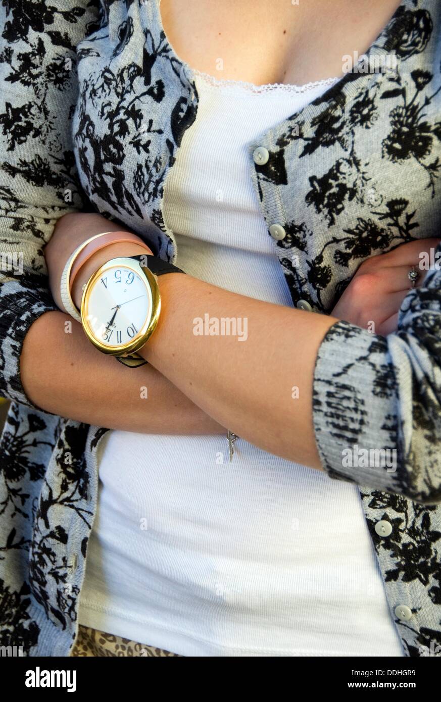 Mujer joven con manos cruzadas, reloj de pulsera, pasando el tiempo, la  juventud Fotografía de stock - Alamy