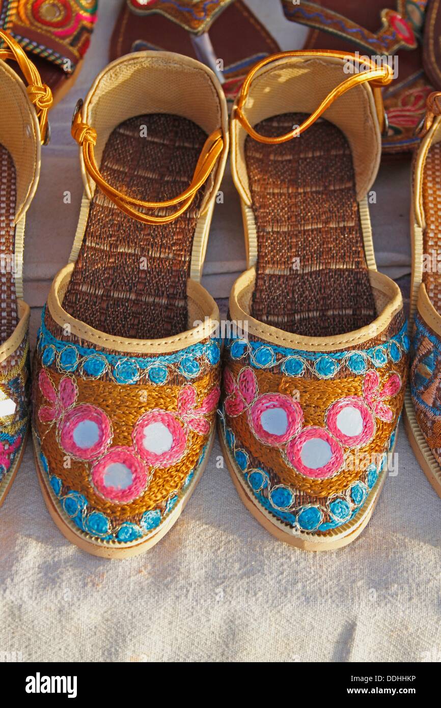 Típico estilo Kolhapuri calzado fabricado en puro mantenidos para la venta en el mercado, Pune, Maharashtra, India Fotografía stock - Alamy