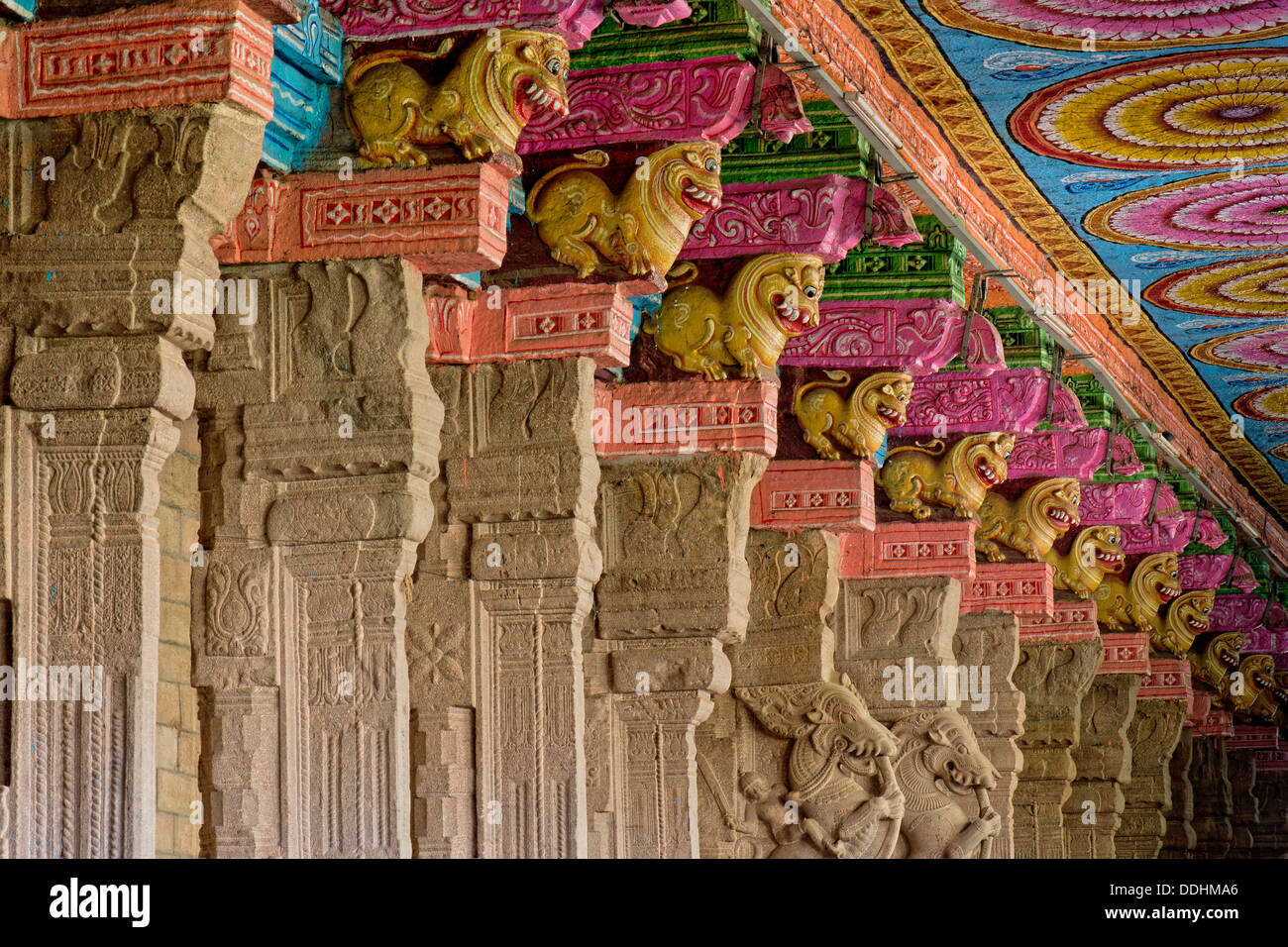 Hall con pintadas pilares, criaturas míticas, Meenakshi Amman Temple o Templo de Sri Meenakshi Sundareswarar Foto de stock