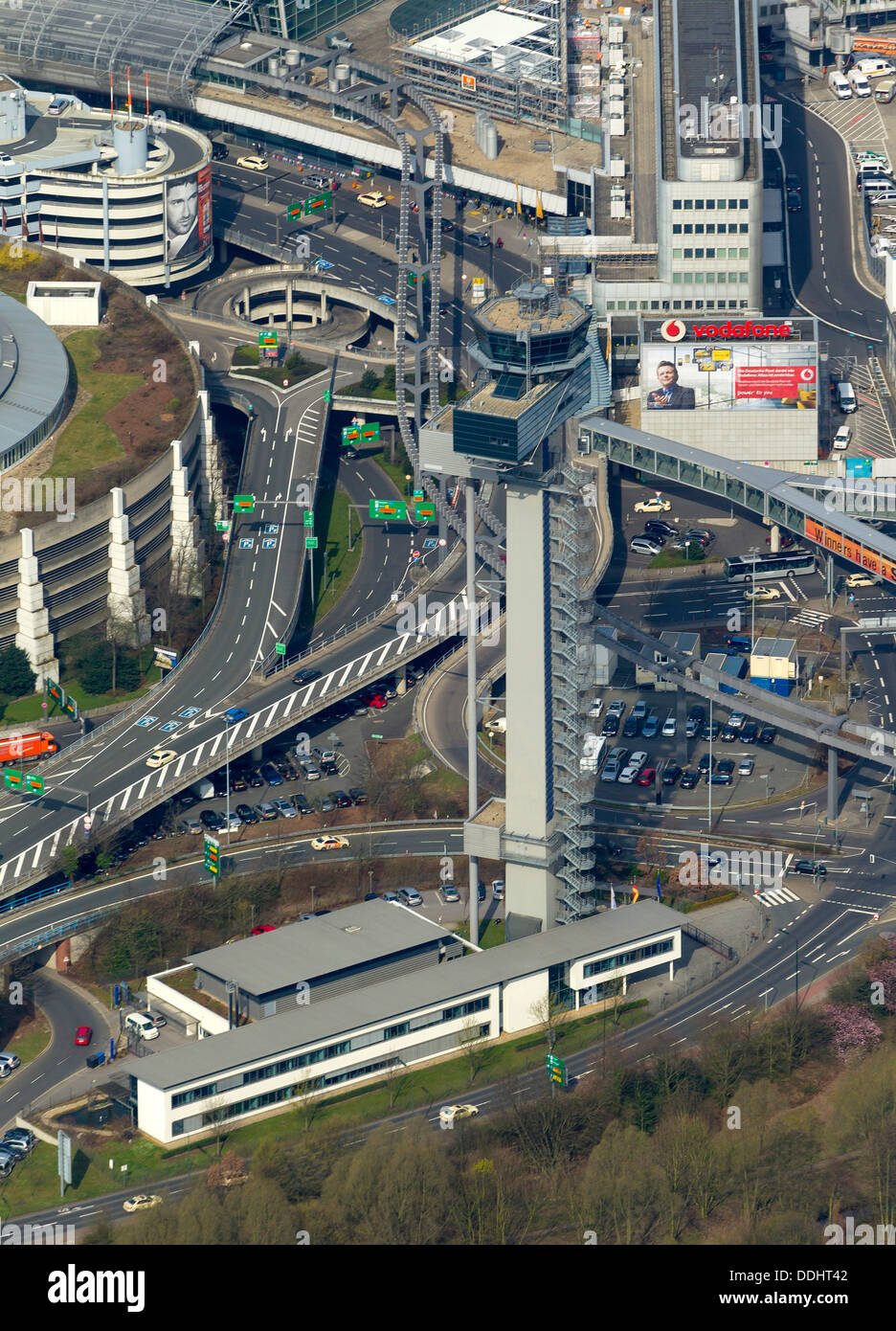 El aeropuerto de Düsseldorf, la torre de control del tráfico aéreo, vista aérea Foto de stock