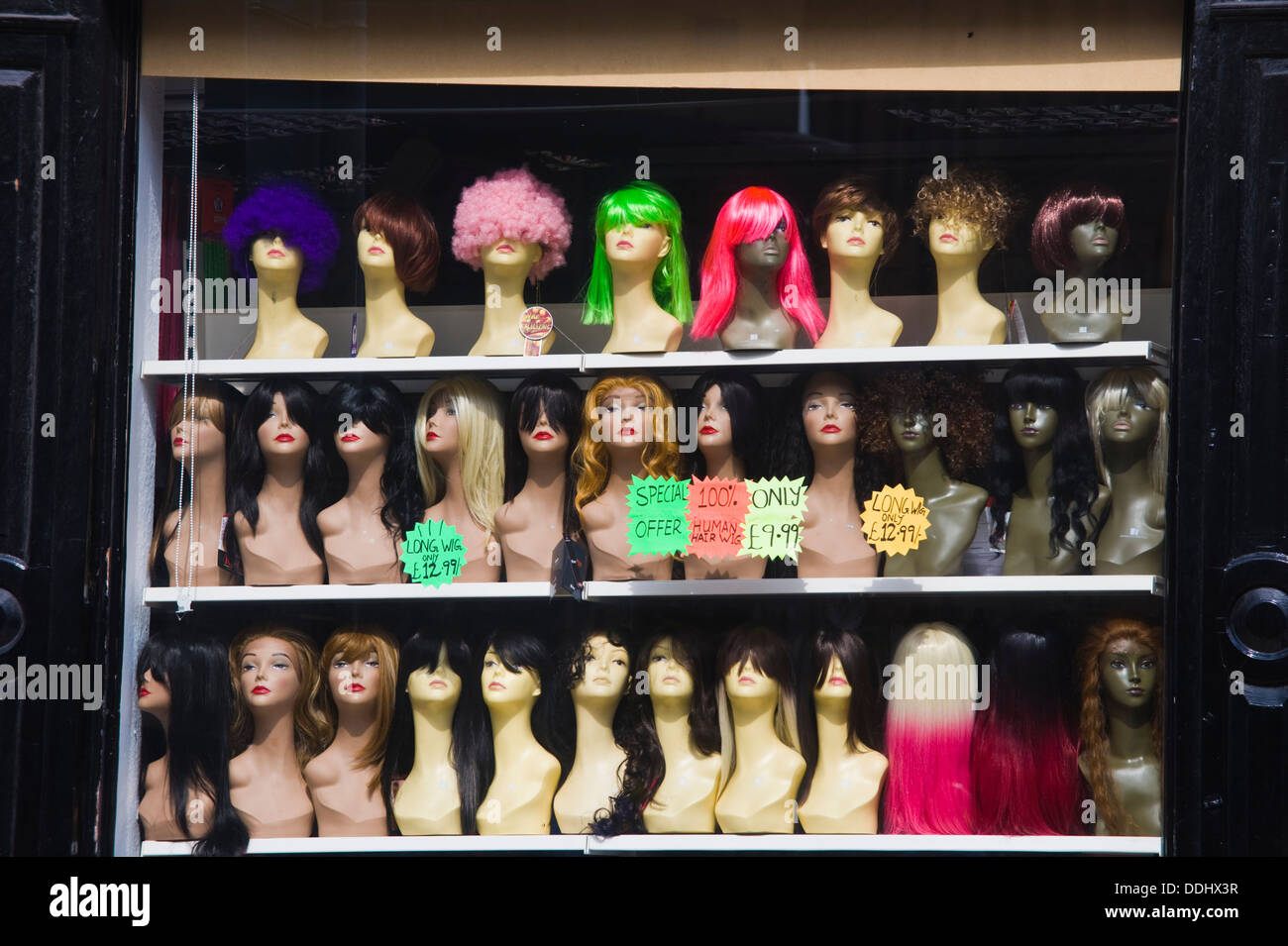 Tienda de venta de pelucas en el centro de la ciudad de York, North  Yorkshire, Inglaterra Fotografía de stock - Alamy