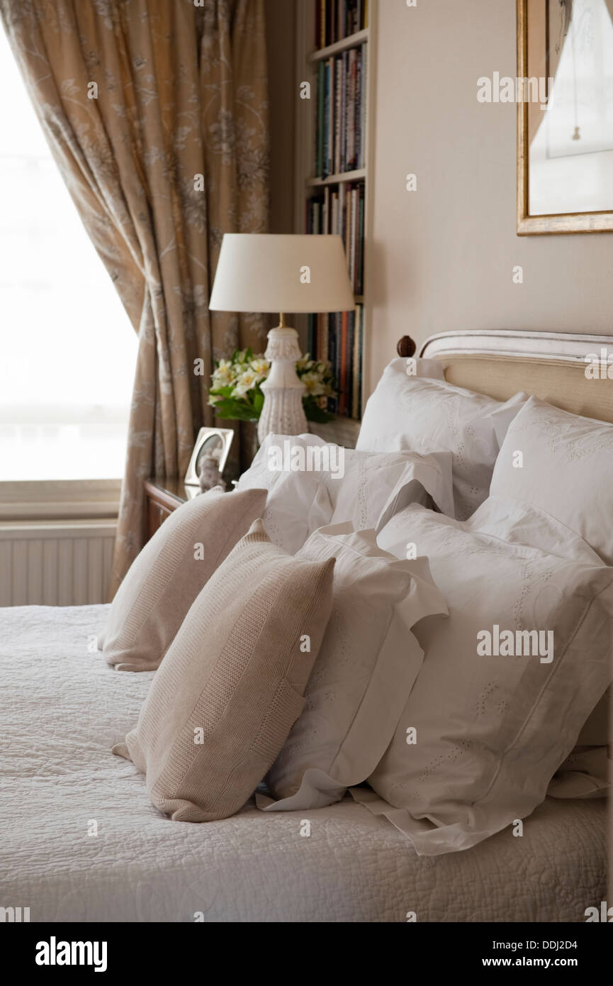 White Company almohadas en la cama con un acolchado inset cabecero en tela Nina Campbell. Foto de stock