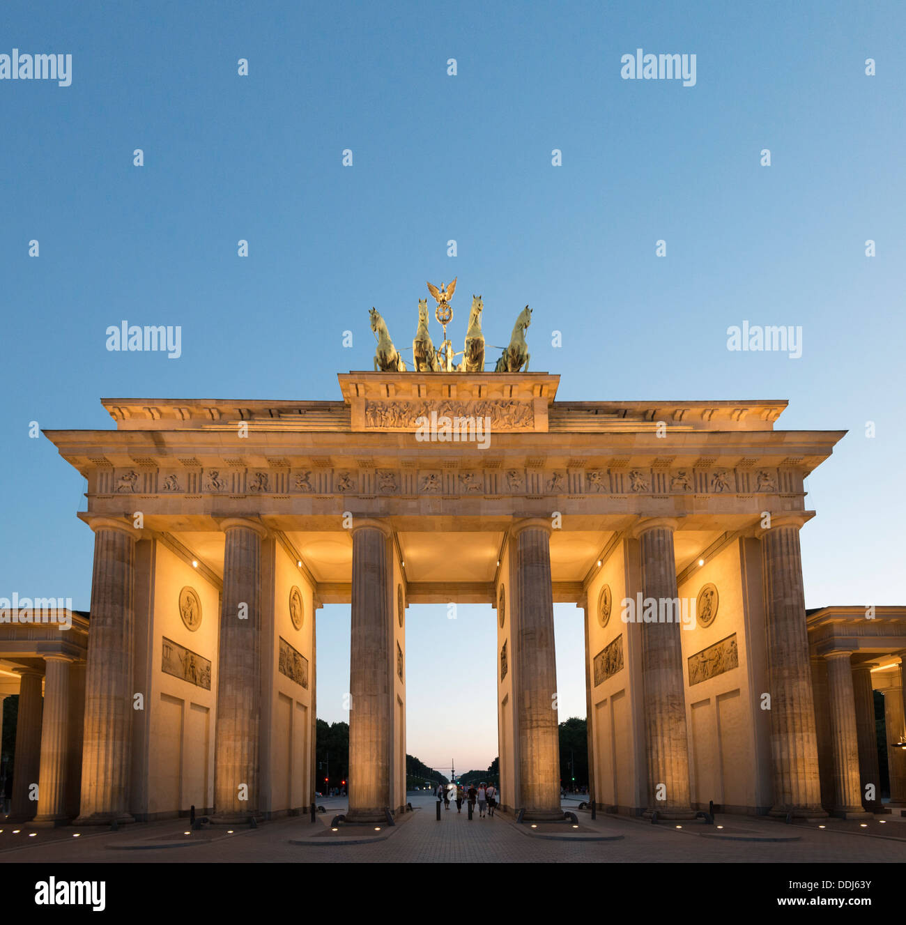 Vista nocturna de la Puerta de Brandenburgo en Berlín, Alemania Foto de stock