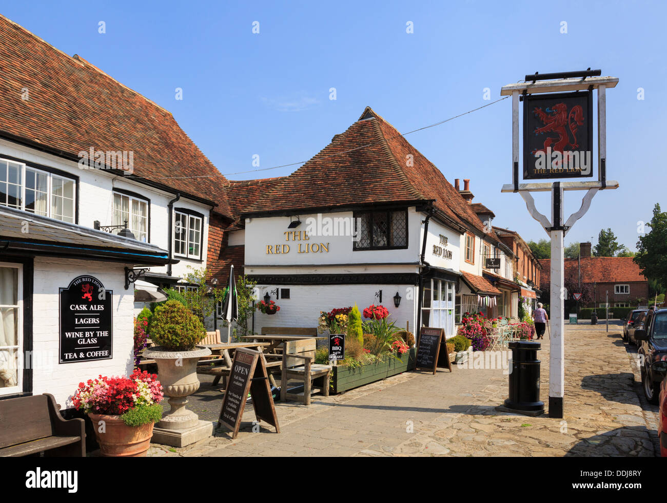 El Red Lion pub village y firmar en Biddenden, Kent, Inglaterra, Reino Unido, Gran Bretaña Foto de stock