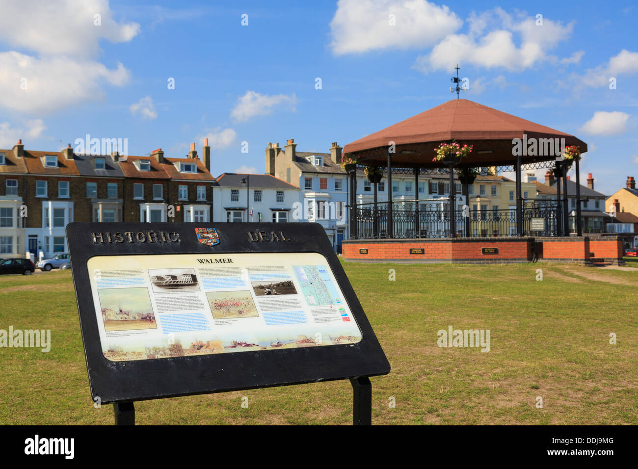 Junta de información histórica y los Marines Memorial bandstand en paseo verde en Walmer, tratar, Kent, Inglaterra, Reino Unido, Gran Bretaña Foto de stock