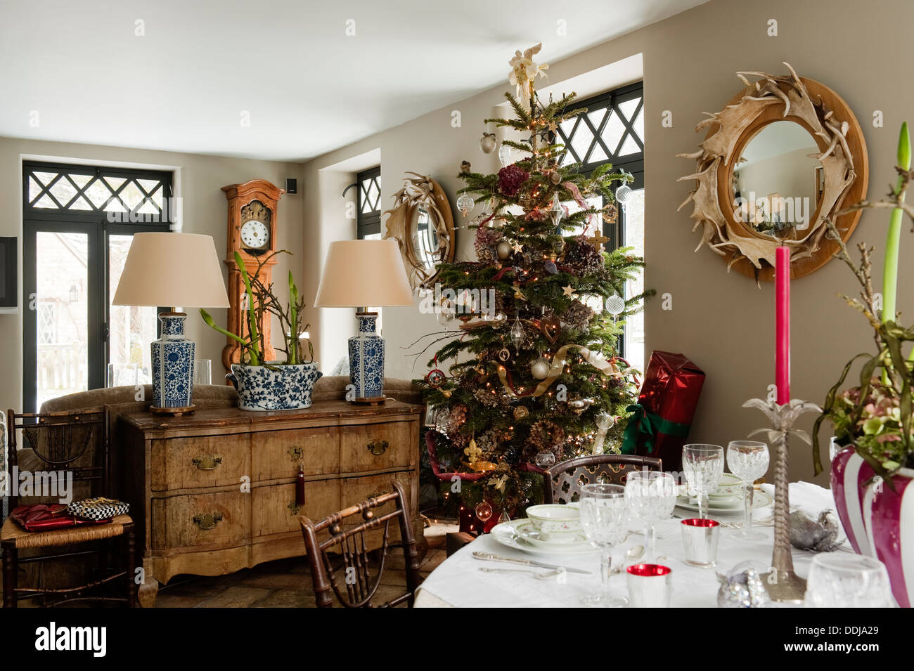 Árbol de navidad en la cabaña comedor con la cornamenta espejos decorados Foto de stock
