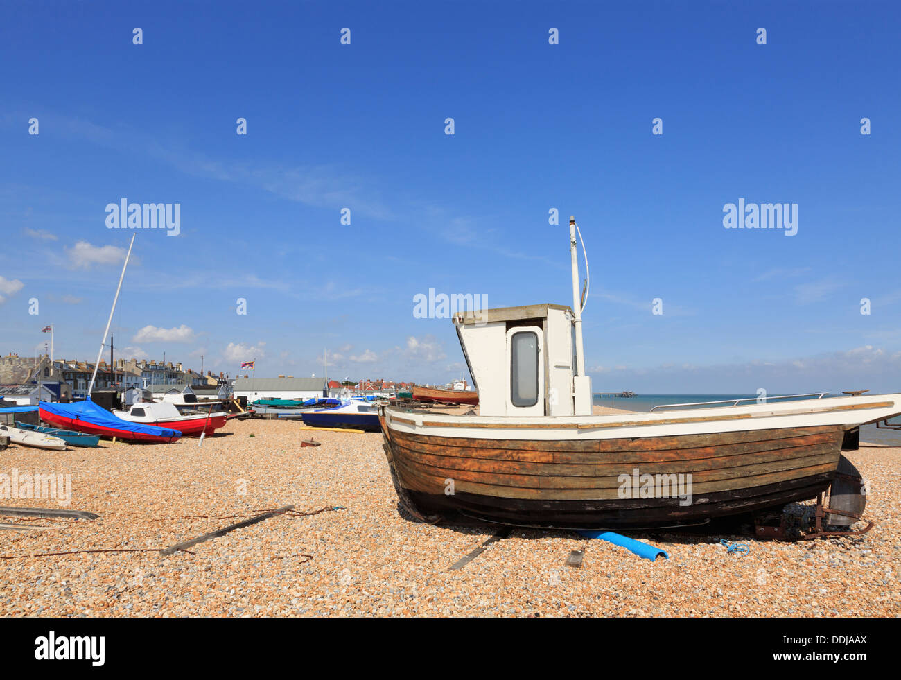 Barco de pesca tradicional en Walmer pedregosa playa de la costa sur en Deal, Kent, Inglaterra, Reino Unido, Gran Bretaña Foto de stock
