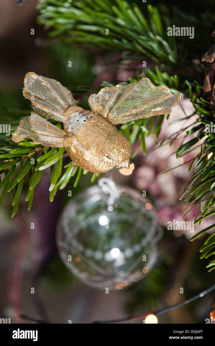 Pájaro dorado ornamento/ decoración del árbol de Navidad Foto de stock