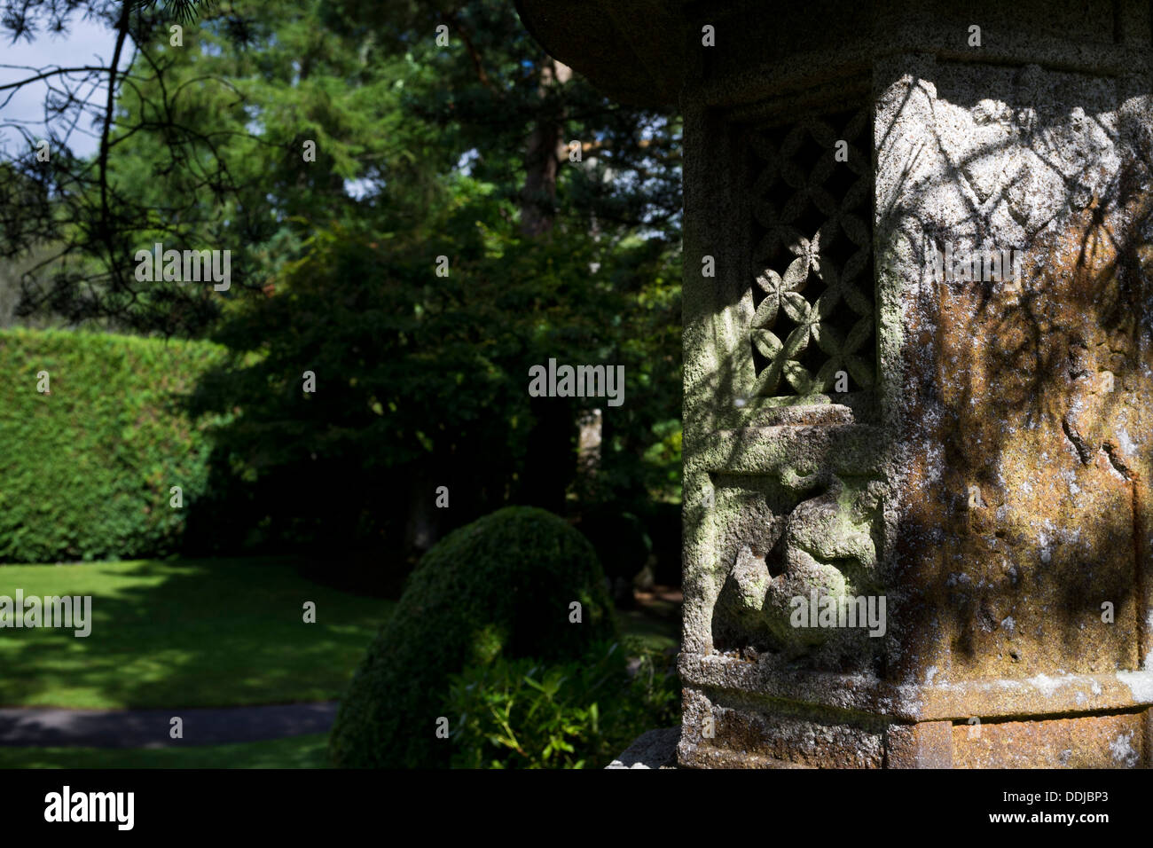 Talla de piedra en la decoración de jardines japoneses en Kildare, Irlanda Foto de stock