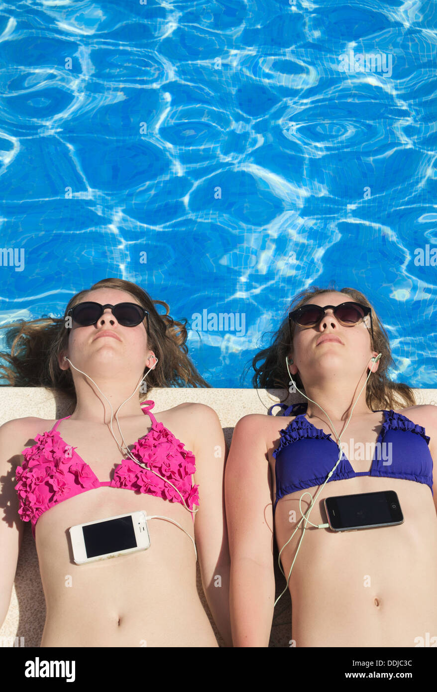 Dos chicas adolescentes en bikini fotografías e imágenes de alta resolución  - Alamy