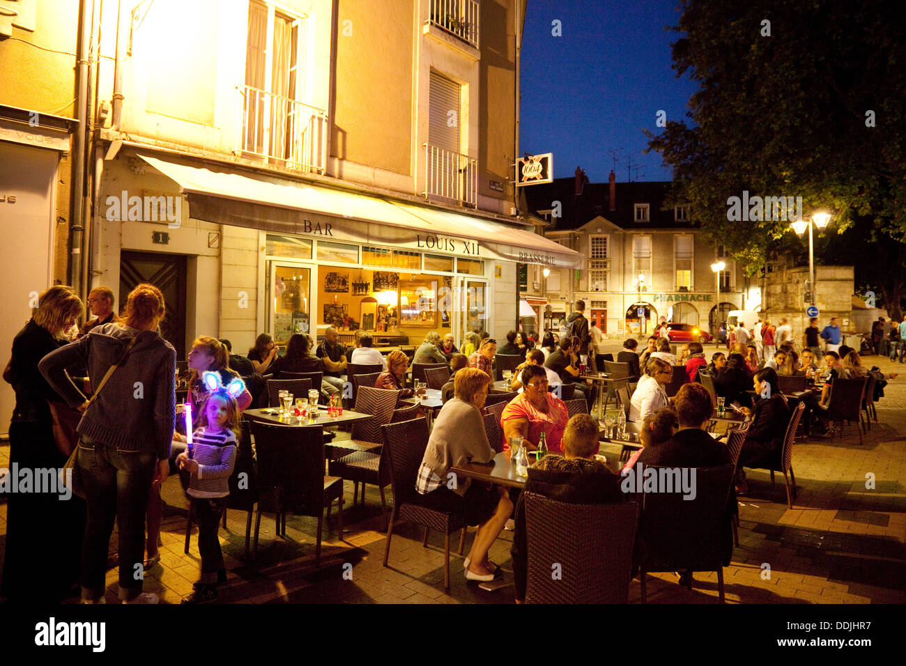 Escena callejera con gente comiendo y bebiendo en restaurantes y bares, Blois, Loir et Cher, el valle del Loira, Francia Europa Foto de stock