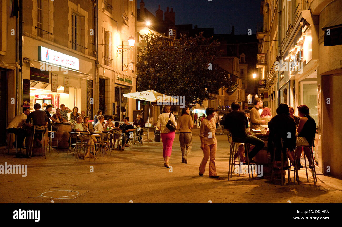 Escena callejera con gente comiendo y bebiendo en restaurantes y bares, Blois, Loir et Cher, el valle del Loira, Francia Europa Foto de stock