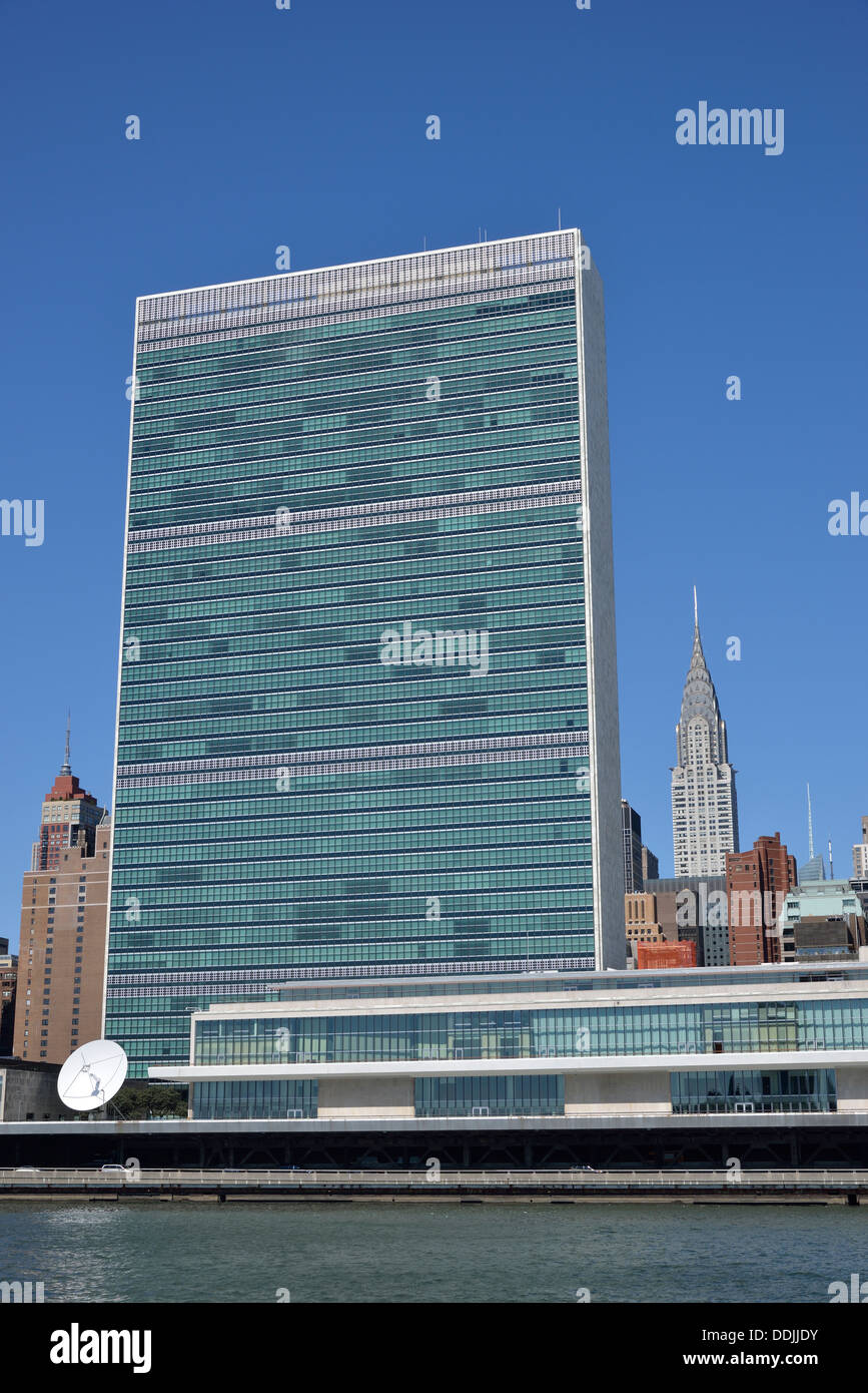 La Sede de las Naciones Unidas con el Empire State Building en Backgrund, Manhattan, Ciudad de Nueva York, Nueva York, EE.UU. Foto de stock