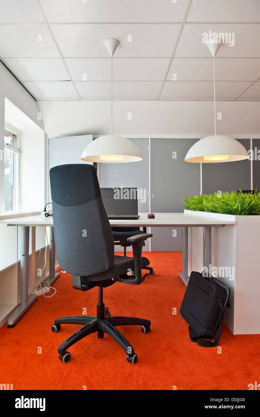 Espacio de trabajo en una oficina abierta flexible en un edificio de oficinas de servicio Foto de stock