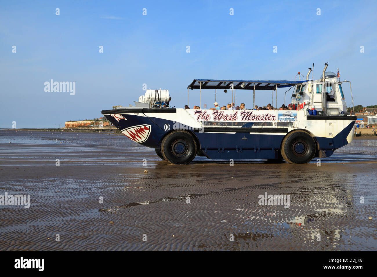 Lave el monstruo, Hunstanton Playa, Norfolk, Inglaterra anfibio excursiones marítimas de recreo barco Foto de stock