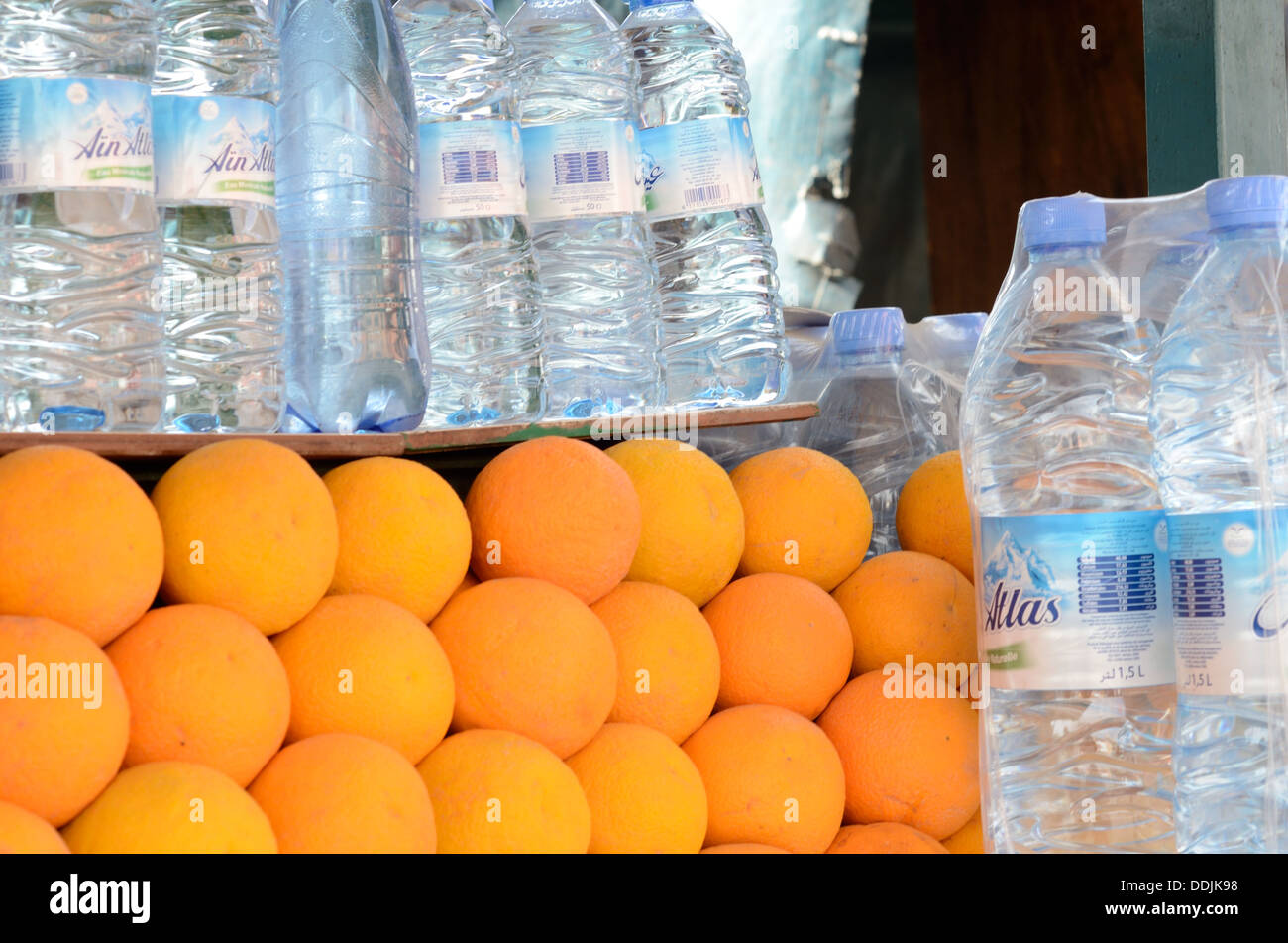 Naranja y vendedoras de agua Marrakech Marruecos Africa Foto de stock