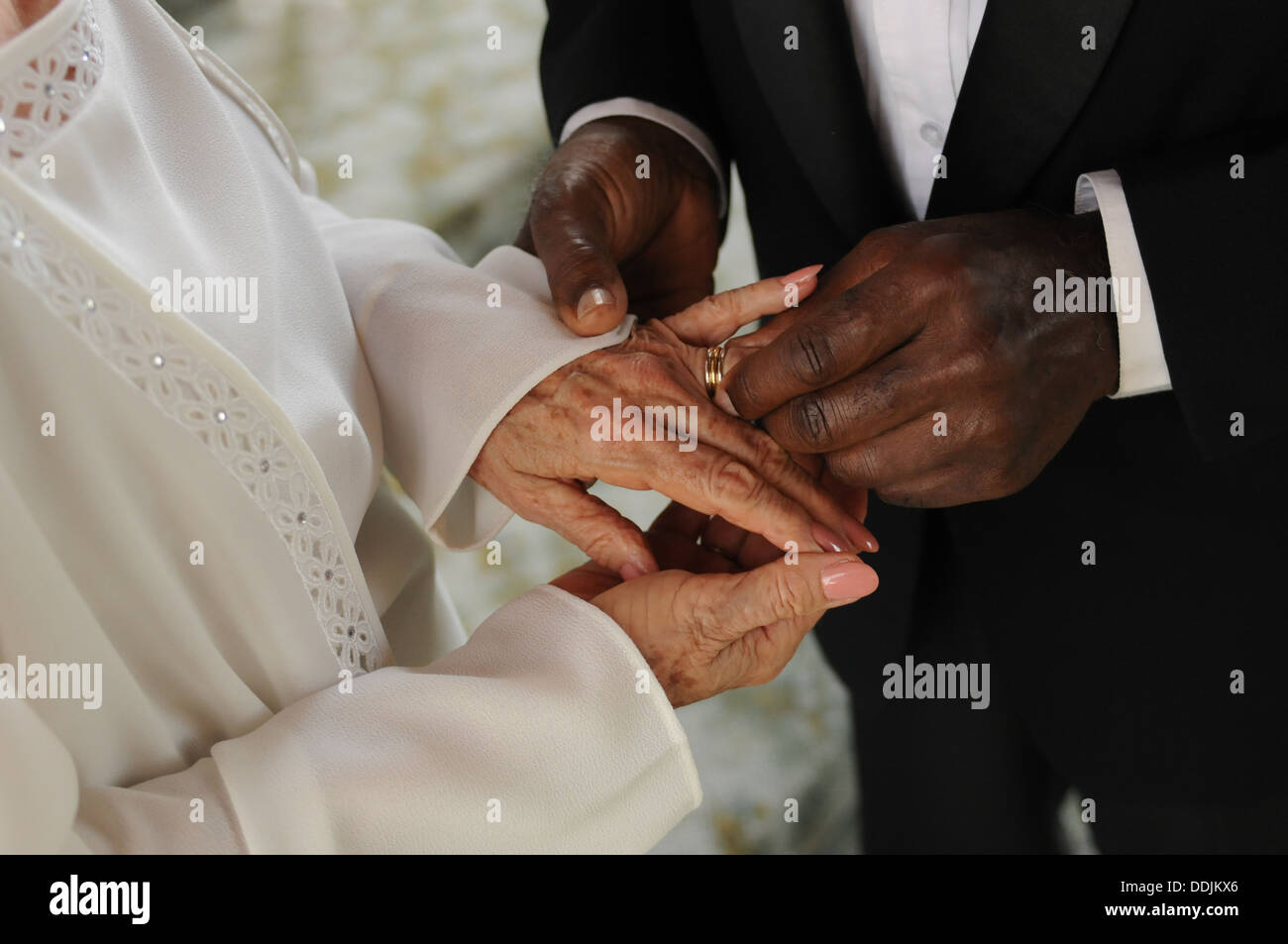 Mature multiétnico par intercambiar anillos de boda durante la ceremonia de  la boda Fotografía de stock - Alamy