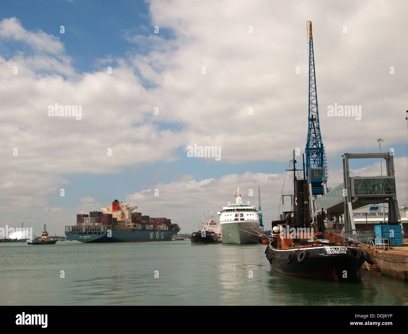 Variado tráfico marítimo en el puerto de Southampton Hampshire Inglaterra Foto de stock