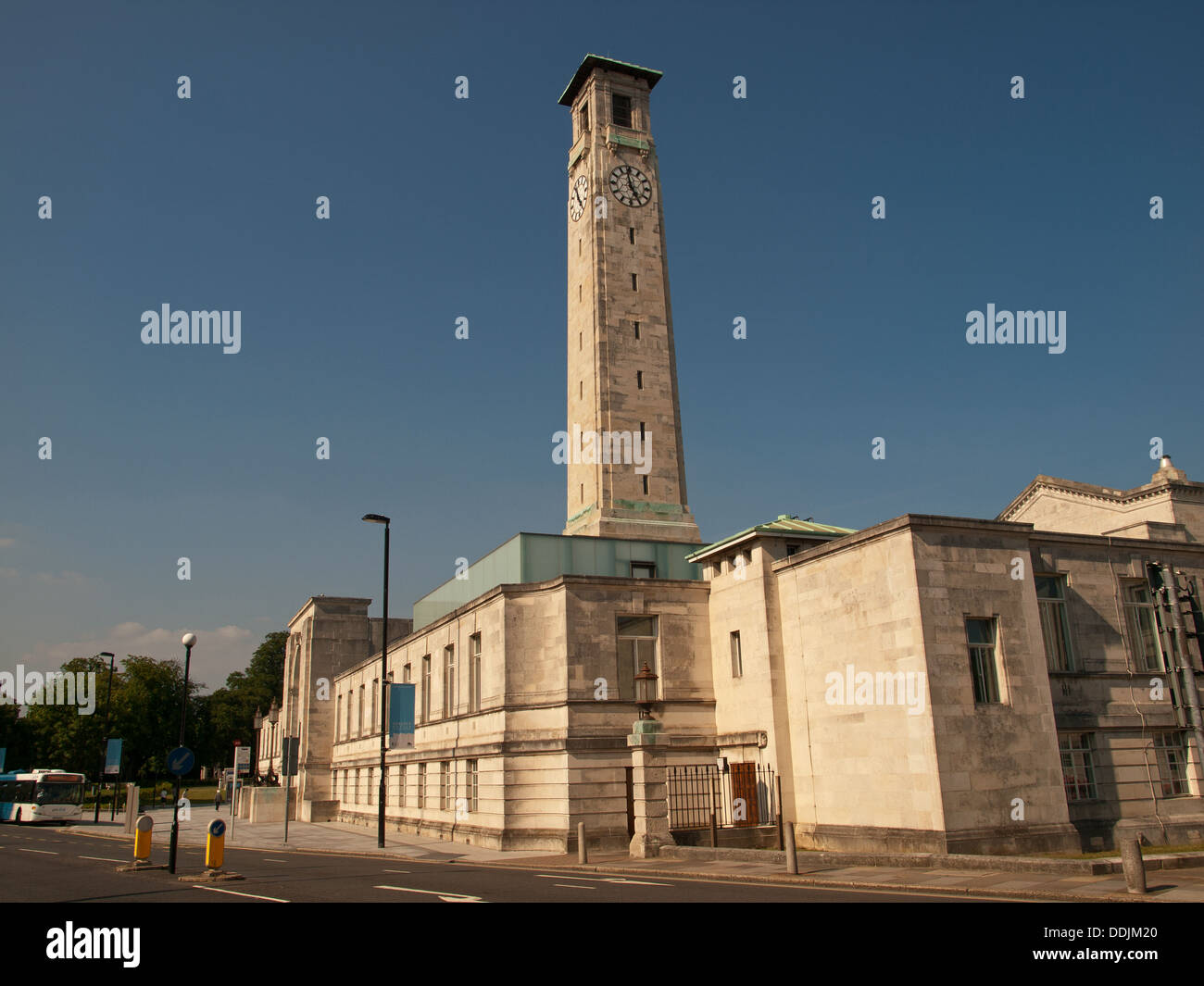 El ala oeste y la torre del reloj, Centro Cívico, Southampton, Hampshire, Inglaterra Foto de stock