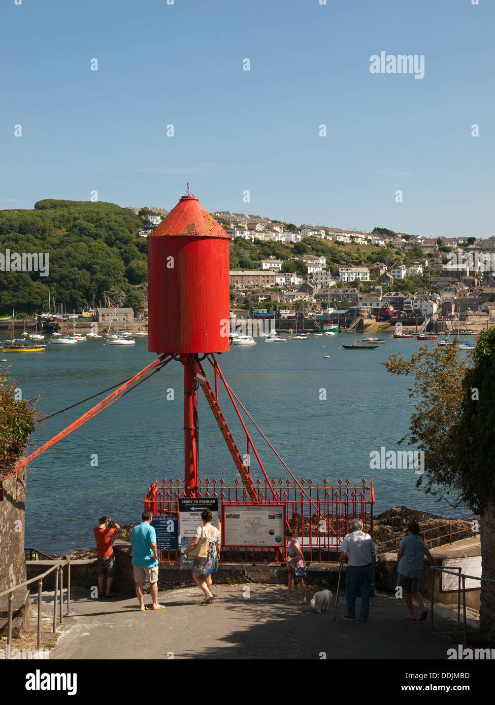 Fowey 'Rocket' rojo Cornwall Inglaterra con la aldea de Polruan en el fondo a través del río Foto de stock