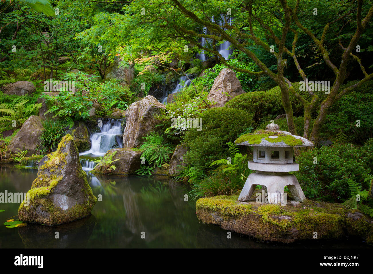 Pagoda y estanque en el Jardín Japonés de Portland, Oregón, EE.UU. Foto de stock