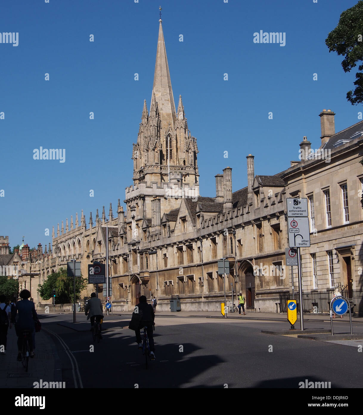Oxford, Inglaterra, High Street, con la torre de la Iglesia de Santa María Foto de stock