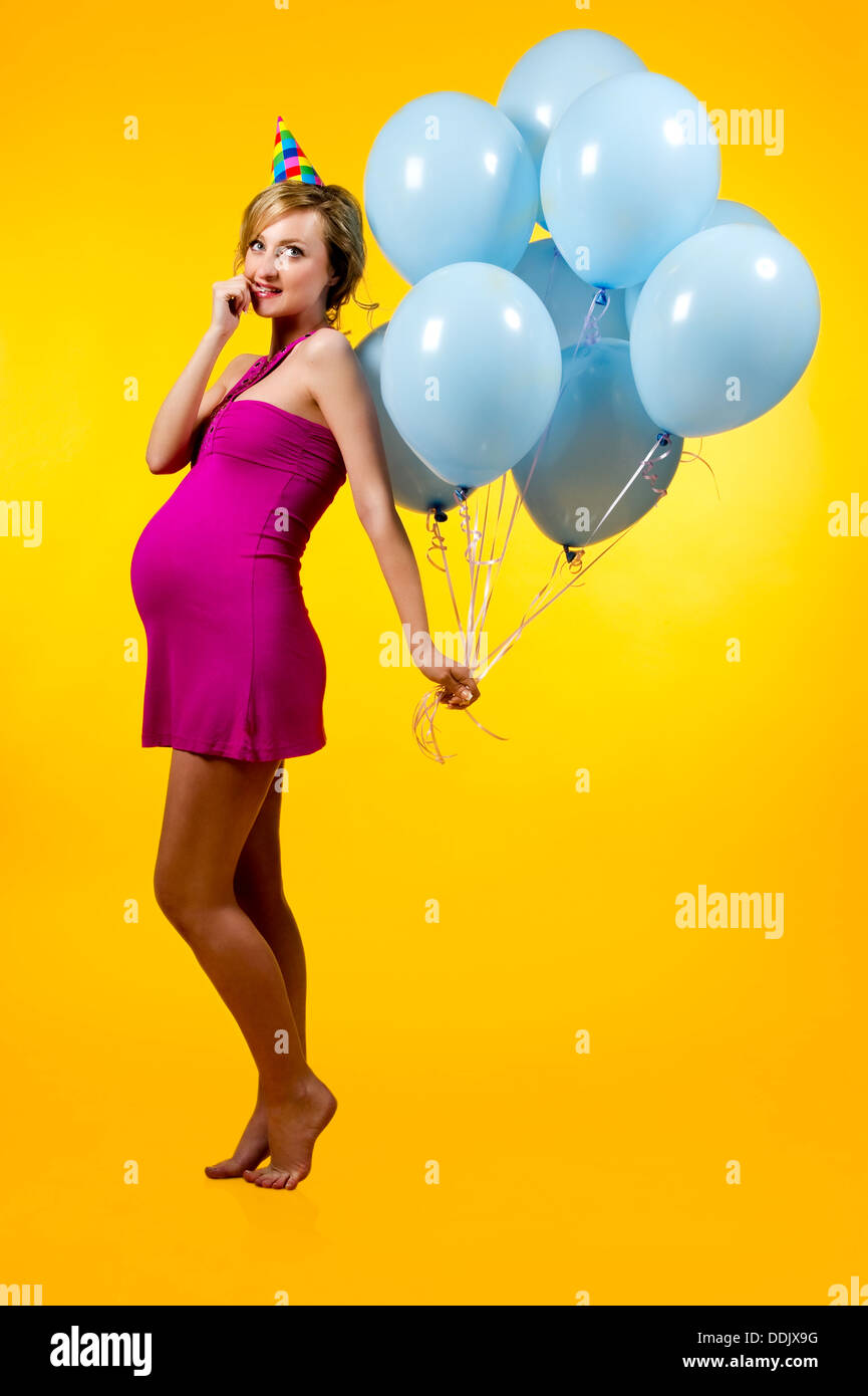 Mujer embarazada con globos azules Fotografía de stock - Alamy