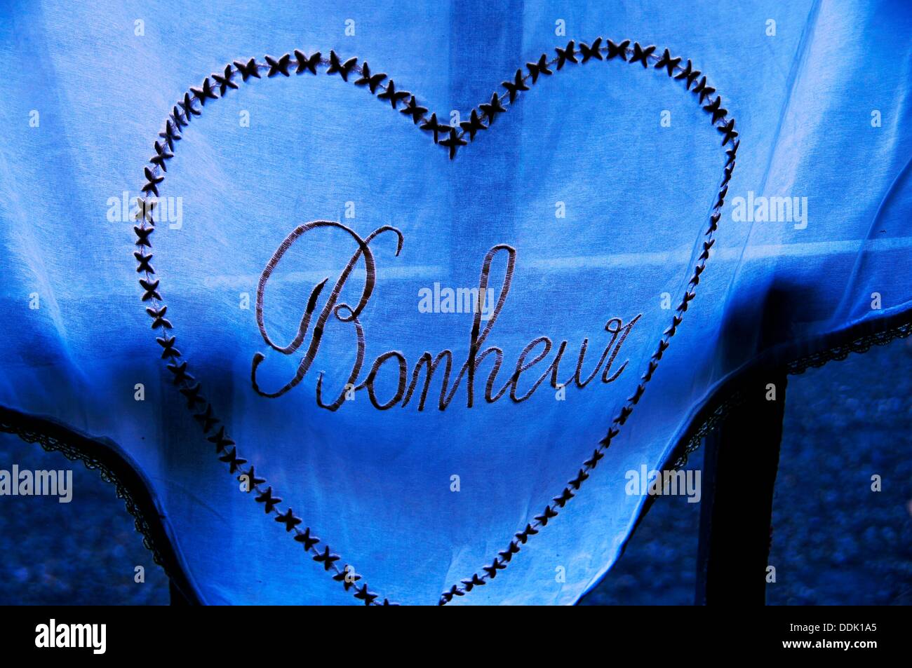 'Bonheur' (la felicidad) sobre una cortina en Panjas, Gers, Midi-Pyrénées, Francia Foto de stock