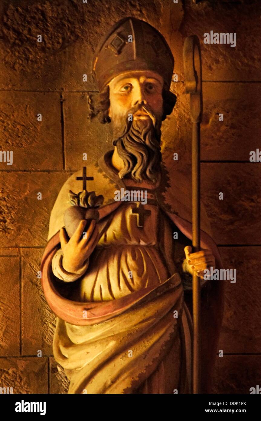 La figura de San Austrégésile de Mouchan, arzobispo de Bourges (612-624), en la iglesia de Mouchan, Camino de Santiago, Gers, Foto de stock