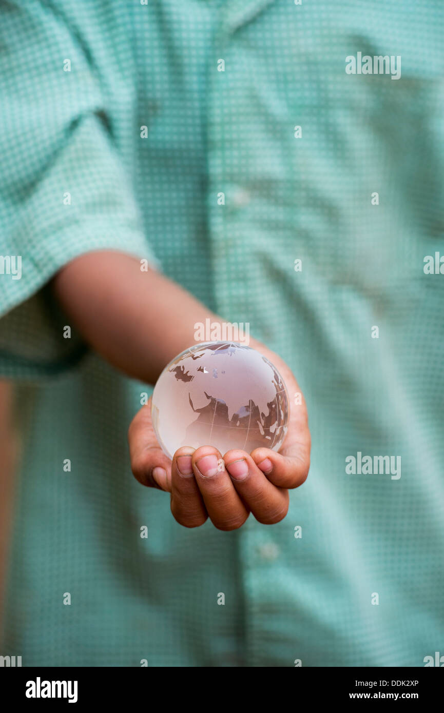 Aldea india niño sosteniendo un Globo de Cristal / masa / Mundo Foto de stock